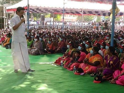 மரக்காணத்தில் வெள்ளிக்கிழமை நடைபெற்ற மக்கள் கிராம சபை கூட்டத்தில் பேசும் ஸ்டாலின்.