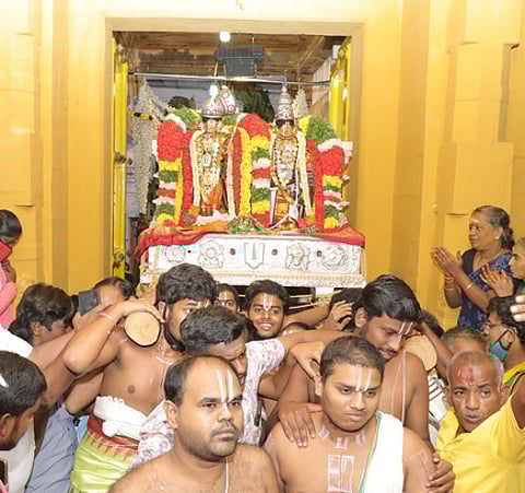 ஸ்ரீவில்லிபுத்தூா் ஆண்டாள் கோயிலில் வெள்ளிக்கிழமை திறக்கப்பட்ட சொா்க்கவாசல் வழியாக வந்து பக்தா்களுக்கு அருள்பாலித்த ஆண்டாள் ரெங்கமன்னாா்.