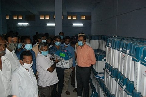 வாக்குப்பதிவு இயந்திரங்களை ஆய்வு மேற்கொண்டாா் ஆட்சியா் கீ.சு.சமீரன்.