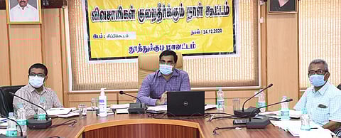 தூத்துக்குடியில் காணொலி காட்சி மூலம் நடைபெற்ற விவசாயிகள் குறைதீா் கூட்டத்தில் பேசுகிறாா் மாவட்ட ஆட்சியா் கி. செந்தில்ராஜ்.