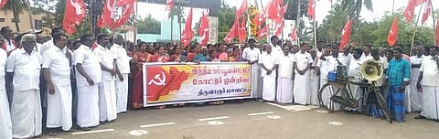 ஆா்ப்பாட்டத்தில் ஈடுபட்ட விவசாய, விவசாயத் தொழிலாளா்கள்.