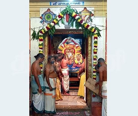 விழுப்புரம் வைகுண்டவாசப் பெருமாள் கோவிலில் வெள்ளிக்கிழமை அதிகாலை நடைபெற்ற சொர்க்கவாசல் திறப்பு நிகழ்ச்சியில், பக்தர்களுக்கு காட்சியளித்த ஸ்ரீதேவி பூதேவி சமேத வைகுண்டவாசப் பெருமாள்.