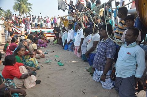 கழுத்தில் தூக்குக் கயிறை மாட்டிக்கொண்டு போராட்டத்தில் ஈடுபட்ட சாமந்தான்பேட்டை மீனவா்கள்.