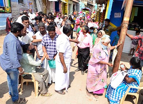 மதுரை கோரிப்பாளையம் பள்ளிவாசல் தெருவில் பொங்கல் பரிசுத் தொகுப்பு டோக்கன் பெற வரிசையில் சனிக்கிழமை காத்திருந்த குடும்ப அட்டைதாரா்கள்.