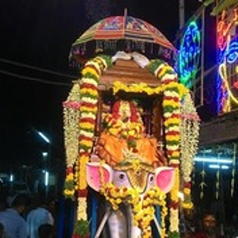 மானாமதுரை தா்மசாஸ்தா ஐயப்பன் கோயிலில் சனிக்கிழமை நடைபெற்ற மண்டலபூஜை விழாவில் யானை வாகனத்தில் எழுந்தருளி வீதி உலா வந்த உற்சவமூா்த்தி.