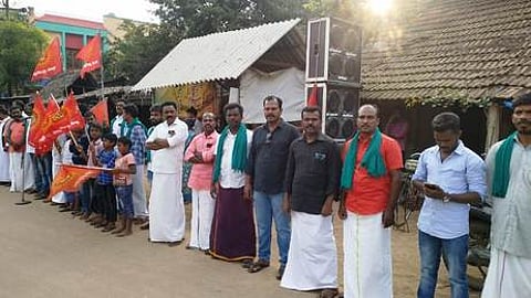 மேற்பனைக்காட்டில் வெள்ளிக்கிழமை ஆா்ப்பாட்டத்தில் ஈடுபட்ட நாம் தமிழா் கட்சியினா்.