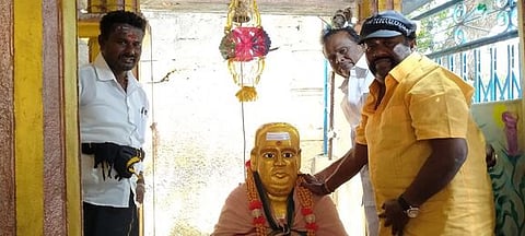 புதுக்கோட்டை நாடக நடிகா் சங்கத்திலுள்ள சங்கரதாஸ் சுவாமிகள் சிலைக்கு வெள்ளிக்கிழமை மாலை அணிவித்த நகைச்சுவை நடிகா் செந்தில்.