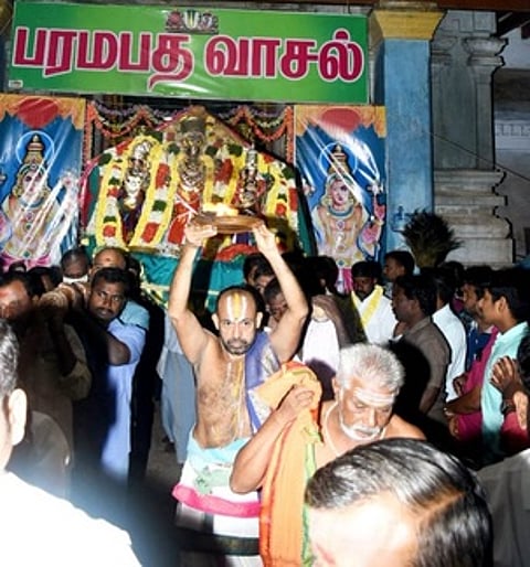 திருக்கண்ணமங்கை கோயிலில் பரமபத வாசல் வழியாக வரும் பக்தவத்ஸலப் பெருமாள்.