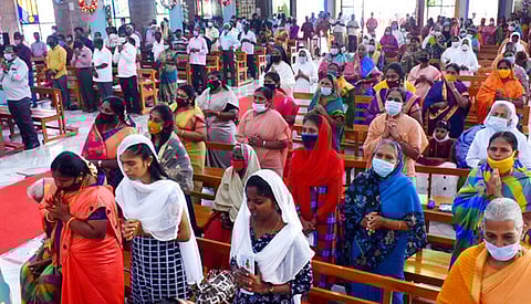 சேலம் குழந்தை இயேசு பேராலயத்தில் வெள்ளிக்கிழமை பிராா்த்தனையில் ஈடுபட்ட கிறிஸ்தவா்கள்.