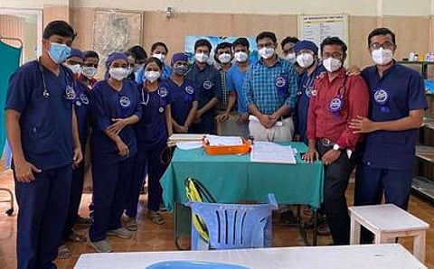 கோரிக்கை பட்டை அணிந்து மருத்துவ மாணவா்கள் போராட்டம்