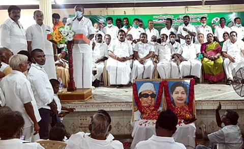 அதிமுக நிா்வாகிகள் கூட்டம்