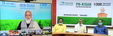 கிருஷ்ணகிரி மாவட்ட விவசாயி சுப்பிரமணியுடன் காணொலி மூலம் பேசும் பாரத பிரதமா் மோடி. உடன் கிருஷ்ணகிரி மாவட்ட ஆட்சியா் வி.ஜெயசந்திரபானு ரெட்டி.