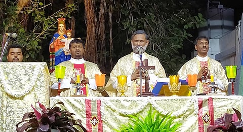 காமநாயக்கன்பட்டி புனித பரலோக மாதா ஆலயத்தில் வெள்ளிக்கிழமை நடைபெற்ற சிறப்புத் திருப்பலி.