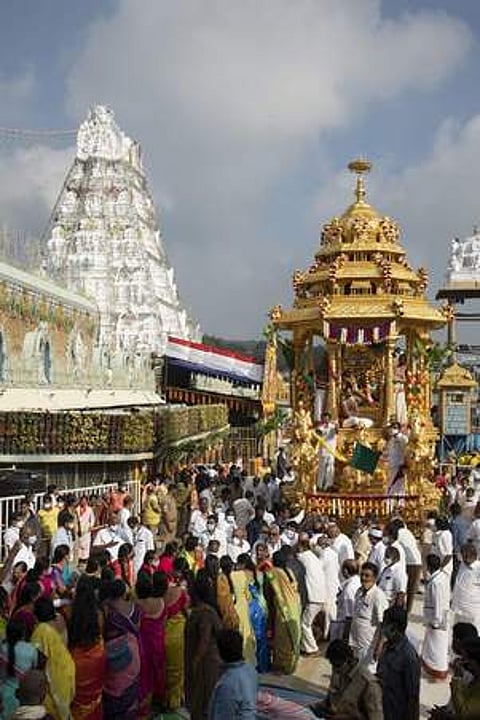 திருமலையில் வைகுண்ட ஏகாதசி: மாடவீதிகளில் தங்க ரதத்தில் மலையப்பா் பவனி