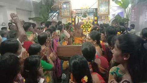 ஊத்தங்கரை காந்தி சாலையில் சொா்க்க வாசல் திறப்பு நிகழ்ச்சியில் கலந்து கொண்ட பக்தா்கள்.