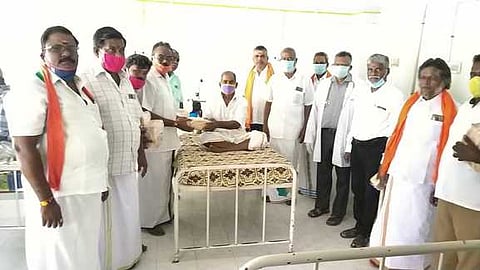 ஊத்தங்கரை அரசு மருத்துவமனை வளாகத்தில் நோயாளிகளுக்கு ரொட்டியை வழங்கும் பாஜாக நிா்வாகிகள்.