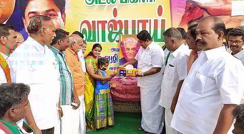 வாஜ்பாய் பிறந்ததினவிழாவில் பொதுமக்களுக்கு இனிப்பு வழங்கும் முன்னாள் எம்பி., கே.பி.ராமலிங்கம்.