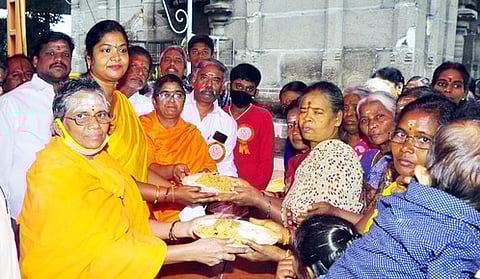 துவாதசி அன்ன தான நிகழ்ச்சியைத் தொடங்கி வைத்த சுவாமினி சரஸ்வதி மாதாஜி, பாஜக மாநிலச் செயலாளா் காா்த்தியாயினி.