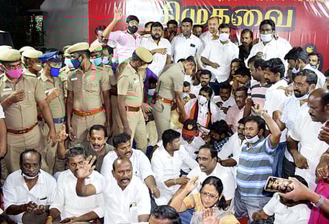 கோவை, சௌரிபாளையத்தில் தடையை மீறி வாா்டு சபைக் கூட்டம் நடத்திய நா.காா்த்திக் எம்.எல்.ஏ. உள்ளிட்ட திமுகவினரை கைது செய்த போலீஸாா்.