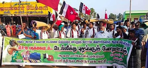 மீமிசலில் போராட்டத்தில் ஈடுபட்ட மனிதநேய ஜனநாயக கட்சியினா்.