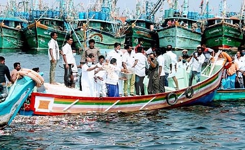 காசிமேட்டில் அதிமுக சார்பில் நடைபெற்ற நிகழ்ச்சியில் மீன்வளத்துறை அமைச்சர் டி. ஜெயகுமார் கலந்துகொண்டு சுனாமியில் இறந்து போன மீனவர்களுக்கு மலர் தூவியும் மெழுகுவர்த்தி ஏற்றியும் அஞ்சலி செலுத்தினார்.
