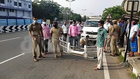 கோவையில் நான்கு சக்கர வாகனத்தின் முன்பு உள்ள பம்பரை கழட்ட வைத்து எச்சரிக்கை விடுத்து அனுப்பிய வட்டார போக்குவரத்து அலுவலர்கள்.