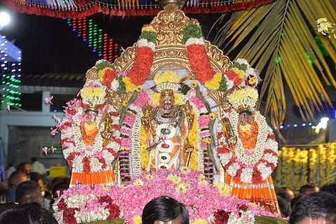 ஸ்ரீதேவி, பூதேவி சமேதராய் அருள்பாலித்த கஸ்தூரி அரங்கநாதா் சுவாமி.