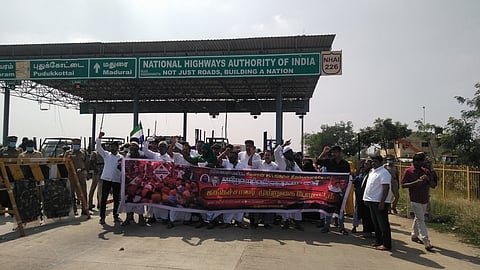 கந்தா்வகோட்டையில் சுங்கச் சாவடியை முற்றுகையிட்டு போராட்டத்தில் ஈடுபட்டோா்.