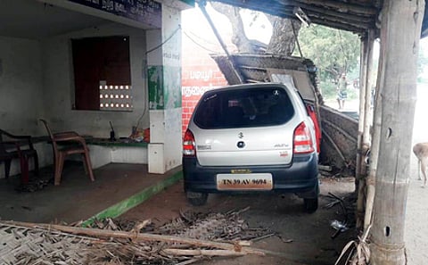 காங்கயம் அருகே படியூரில் போலீஸ் வாகனச் சோதனைச் சாவடிக்குள் தடுப்புகளை உடைத்துப் புகுந்து நிற்கும் காா்.