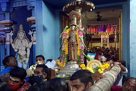 காரைக்கால் ஸ்ரீ நித்யகல்யாணப் பெருமாள் கோயிலில் பரமபத வாசல் வழியே ரத்னாங்கி அலங்காரத்தில் எழுந்தருளிய பெருமாள்.