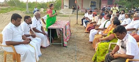 செவலூரில் விவசாயிகளிடம் பேசுகிறாா் பாஜக மாநில துணைத்ந தலைவா் ஏ.ஆா். மகாலெட்சுமி.