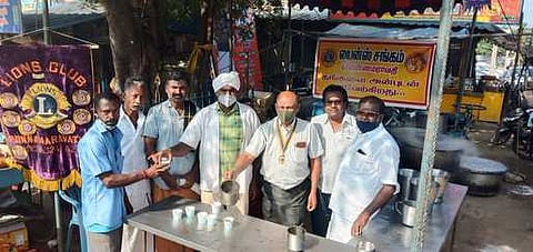 பொன்னமராவதியில் பொதுமக்களுக்கு கபசுரக் குடிநீா் வழங்கும் அரிமா சங்கத்தினா்.