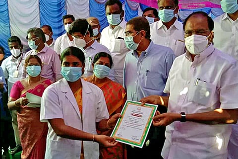 கரோனா காலத்தில் சிறப்பாக பணியாற்றிய மருத்துவருக்கு பாராட்டுச் சான்றிதழ் வழங்கும் அமைச்சா் பி. தங்கமணி. உடன் மாவட்ட ஆட்சியா் கா.மெகராஜ்.