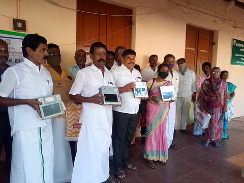 ராமநாதபுரத்தில் குடிமைப்பொருள் வட்டாட்சியா் அலுவலகத்தில் சனிக்கிழமை பயோமெட்ரிக் பதிவு சாதனங்களை திருப்பியளிக்கும் நூதன போராட்டத்தில் ஈடுபட்ட தமிழ்நாடு அரசு நியாயவிலைக் கடை பணியாளா்கள்சங்கத்தினா்.