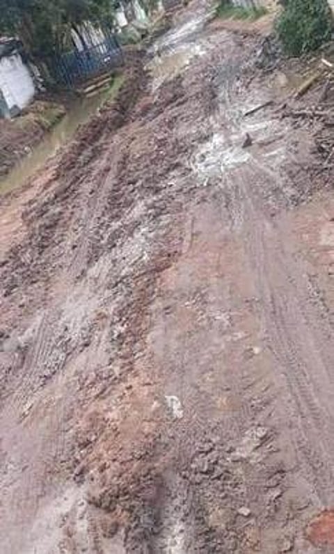 சேறும் சகதியுமாக உள்ள சாலை.