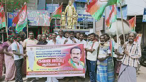 ஸ்ரீவில்லிபுத்தூா் ராமகிருஷ்ணாபுரம் காமராஜா் சிலை அருகே சனிக்கிழமை நடைபெற்ற கவனஈா்ப்பு ஆா்ப்பாட்டத்தில் கலந்து கொண்ட பெருந்தலைவா் மக்கள் கட்சியினா்.