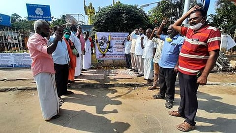 தஞ்சாவூரில் நடைபெற்ற நிகழ்ச்சியில், கீழவெண்மணி தியாகிகளுக்கு வீரவணக்கம் செலுத்திய இந்திய கம்யூனிஸ்ட் கட்சியினா் உள்ளிட்டோா்.