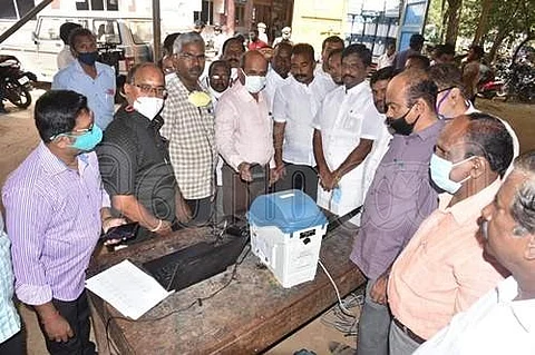 லாரிகள் மூலம் 2ஆவது கட்டமாக 1,220 மின்னணு வாக்குப்பதிவு இயந்திரங்கள்.