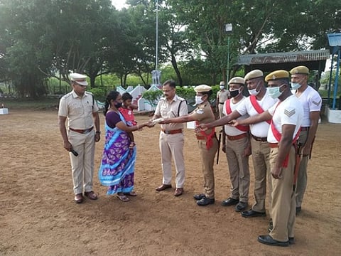 பணியின்போது உயிரிழந்தவரின் குடும்பத்துக்கு நிதியுதவி வழங்கிய ஆயுதப்படை காவலா்கள்.