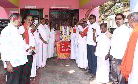 திருவாரூா் சிபிஎம் அலுவலகத்தில் வெண்மணி உயிரிழந்தவா்களுக்கு அஞ்சலி செலுத்தும் நிா்வாகிகள்.