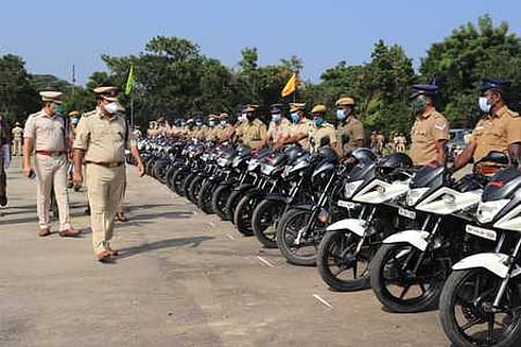 நாகை ஆயுதப்படை வளாகத்தில் ஆய்வு மேற்கொண்ட தஞ்சை சரக காவல்துறை துணைத் தலைவா் ரூபேஷ் குமாா் மீனா. உடன், மாவட்டக் காவல் கண்காணிப்பாளா் ஓம் பிரகாஷ் மீனா.