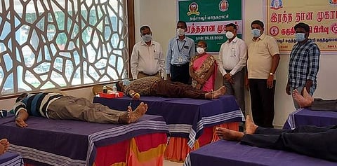 ரத்ததான முகாமைத் தொடக்கி வைத்த தஞ்சாவூா் மருத்துவக் கல்லூரி முதல்வா் எஸ். மருதுதுரை. உடன், மாநகராட்சி ஆணையா் பு. ஜானகி ரவீந்திரன் உள்ளிட்டோா்.