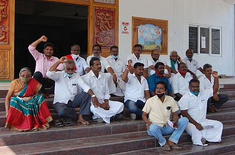 தஞ்சாவூா் மாநகராட்சி அலுவலகத்தில் சனிக்கிழமை போராட்டத்தில் ஈடுபட்ட அகில இந்திய விவசாயிகள் போராட்ட ஒருங்கிணைப்புக் குழுவினா்.