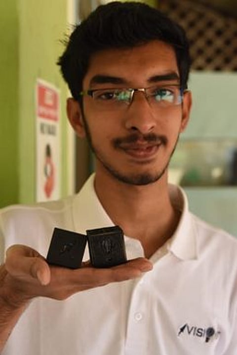 சிறிய வகை செயற்கைக்கோள்களைக் காட்டும் ரியாஸ்தீன்.