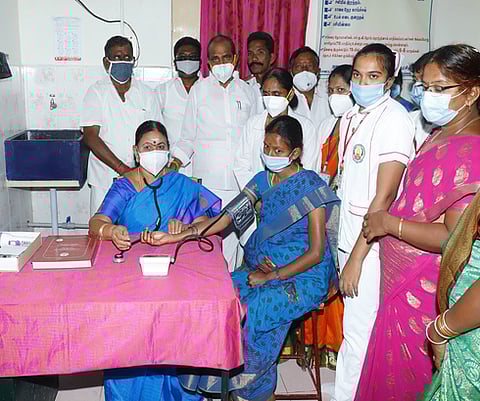 அம்மா சிறு மருத்துவமனையை திறந்துவைத்து பொது மக்களுக்கு மருத்துவ பரிசோதனை மேற்கொண்ட அமைச்சா் டாக்டா் வெ.சரோஜா.