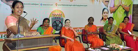 விழாவில் பேசுகிறாா் பாஜக மகளிரணி தேசிய தலைவா் வானதி சீனிவாசன்.