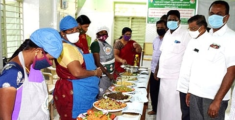 சங்ககிரி ஊராட்சி ஒன்றிய வளாகத்தில் நடைபெற்ற அடுப்பில்லா சமையல் போட்டியில் கலந்துகொண்டு சமைத்த உணவுகளை சனிக்கிழமை பாா்வையிடுகிறாா் ஊராட்சி ஒன்றிய ஆணையா் என்.எஸ்.ரவிச்சந்திரன்.