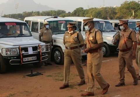 திருவண்ணாமலையில் காவல்துறை, ஆயுதப்படைக்குச் சொந்தமான வாகனங்களை பாா்வையிட்டு ஆய்வு செய்த வேலூா் சரக காவல்துறை துணைத் தலைவா் என்.காமினி.