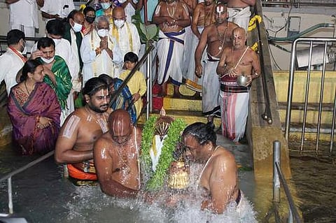 திருமலை திருக்குளத்தில் ஸ்ரீசக்கரத்தாழ்வாருக்கு சனிக்கிழமை நடைபெற்ற தீா்த்தவாரி.