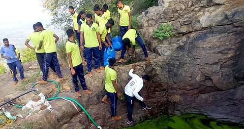 வந்தவாசியை அடுத்த வெண்குன்றம் தவளகிரி மலையில் பயிற்சியின்போது நெகிழிக் குப்பைகளை அகற்றிய போலீஸாா்.